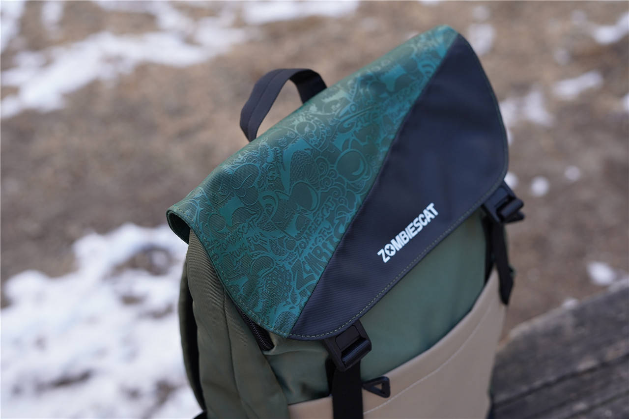 青橙微熟魔鬼猫时尚大容量双肩包日常使用蛮好