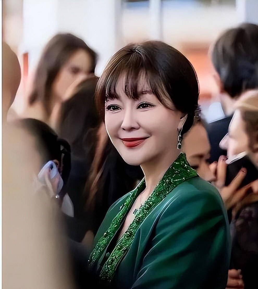 央视前主持人王小骞崩溃大哭,心疼患病女儿,都是畸形审美惹的祸