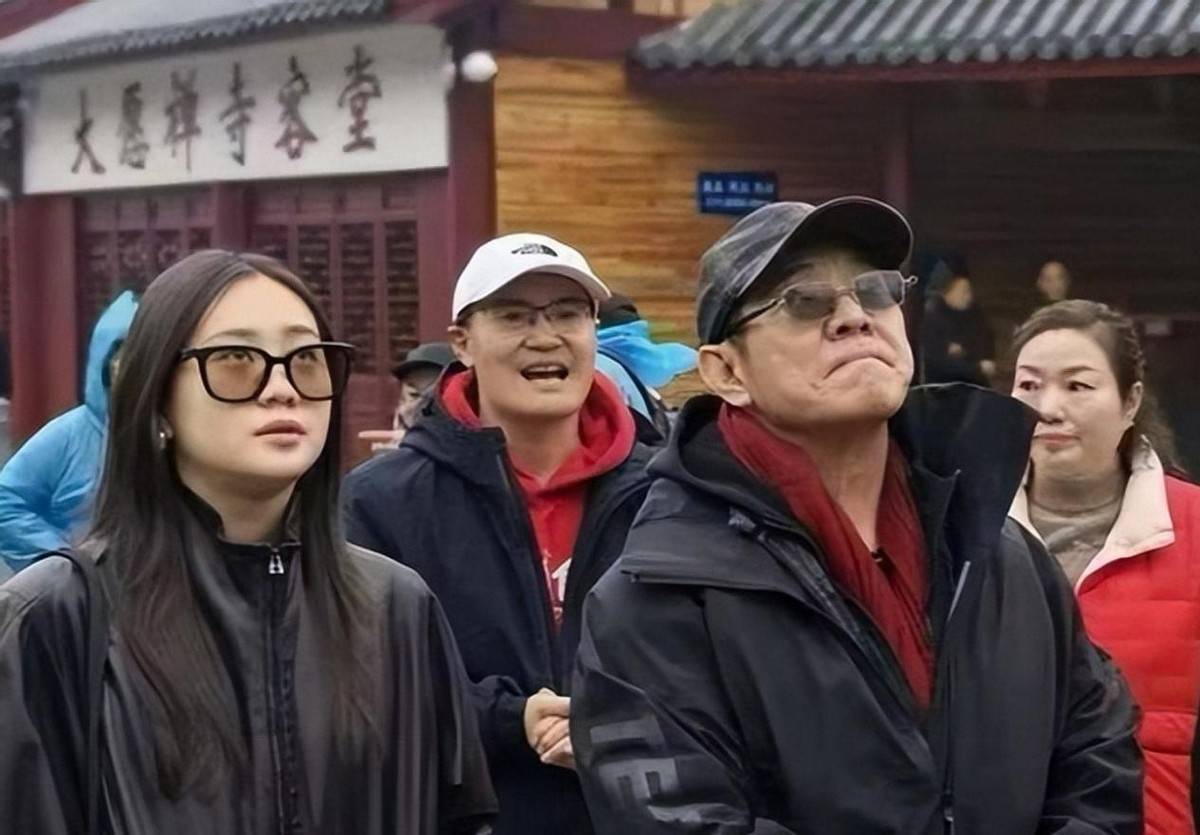 李连杰九华山祈福!打扮朴素面容沧桑,竟与女儿在佛像前合照