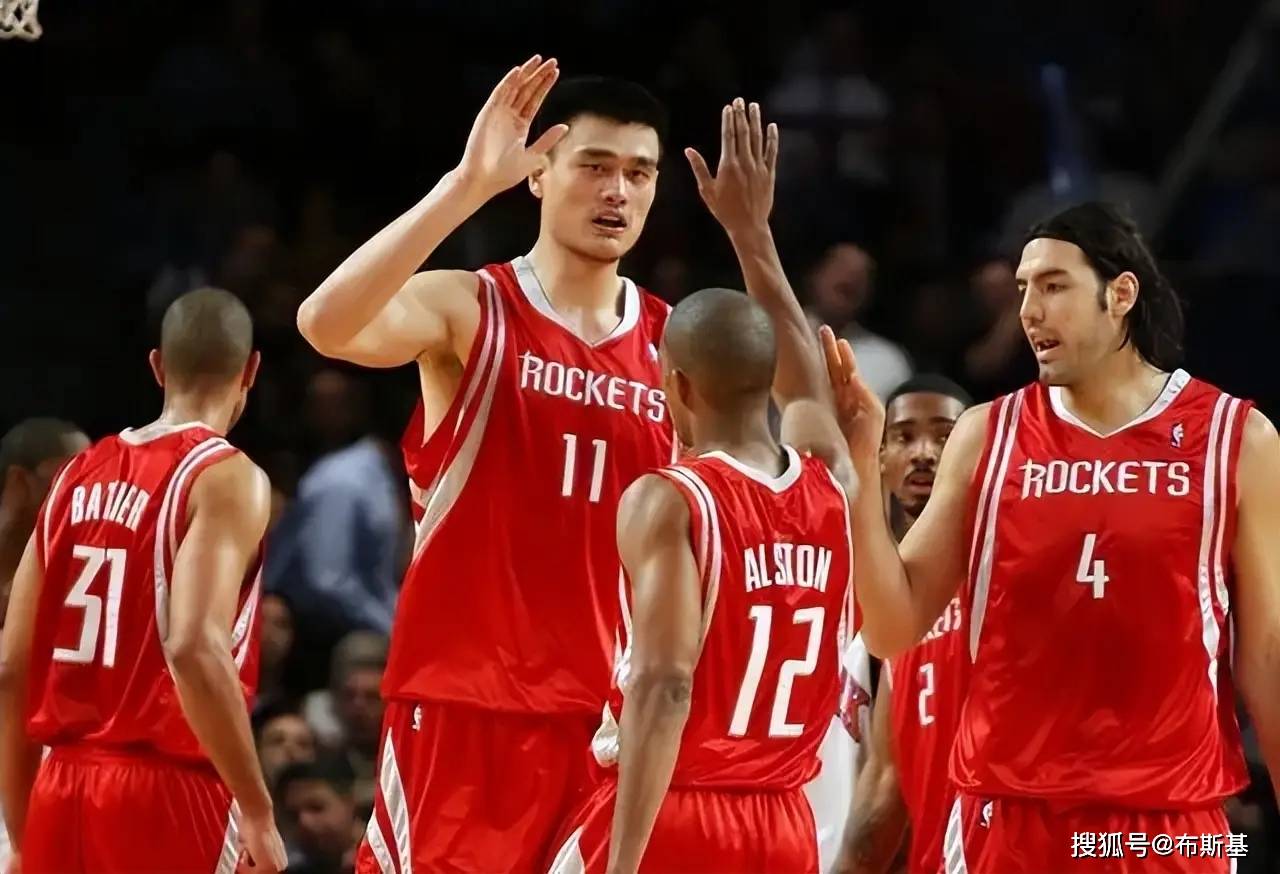 0.8秒的宿命对决，姚明绝杀遭罗伊反杀，火箭开拓者双绝杀