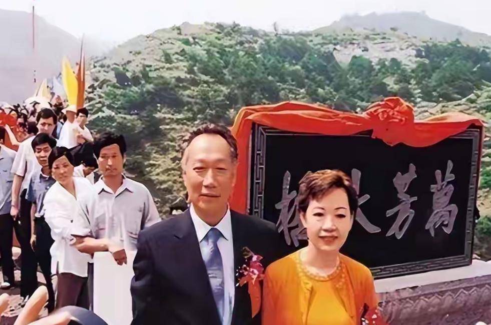从穷小子到首富,住上亿豪宅娶小24岁娇妻,75岁的郭台铭如今怎样