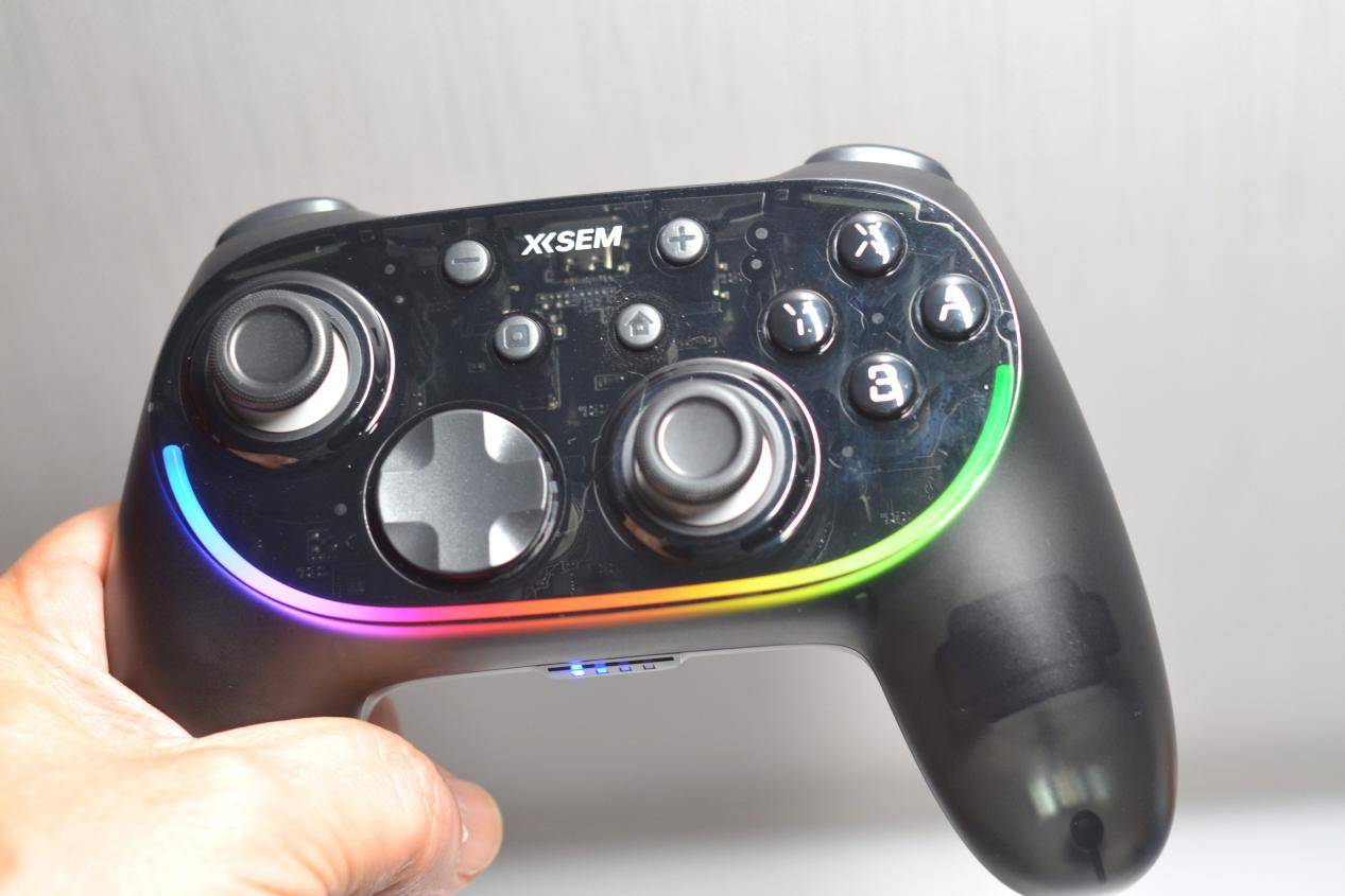 百元级西圣GC1游戏手柄，颜值高性能强专业级操控