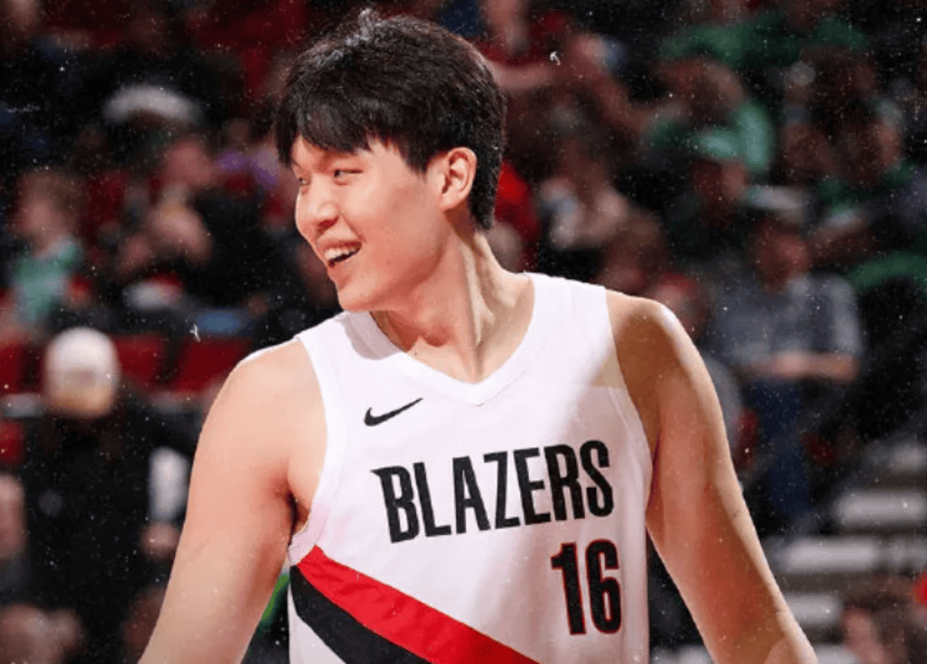 命中生涯第2个三分！杨瀚森追平姚明，开拓者险胜！