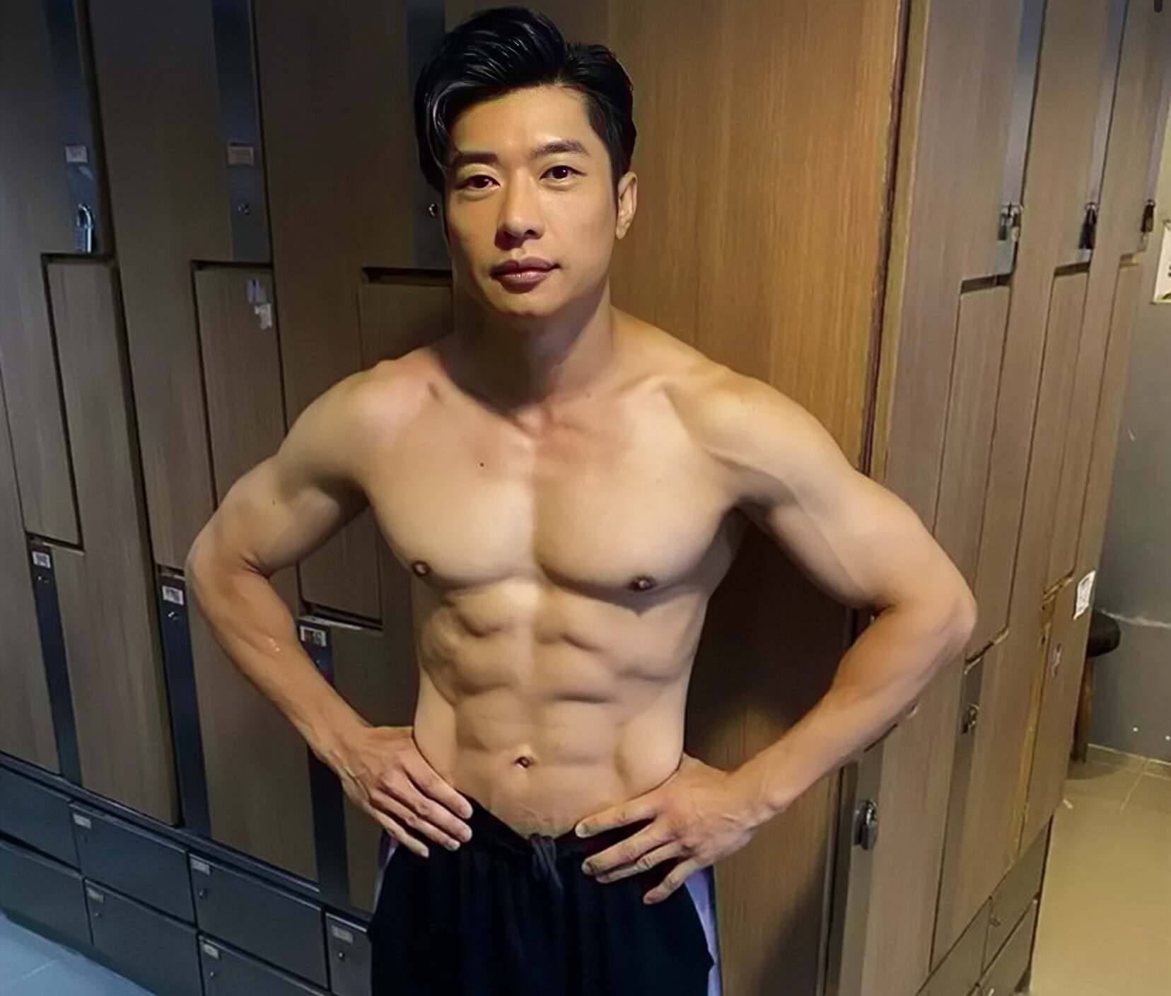 tvb知名男星满身肌肉,身材健硕令人意外,入行前是一名漫画师