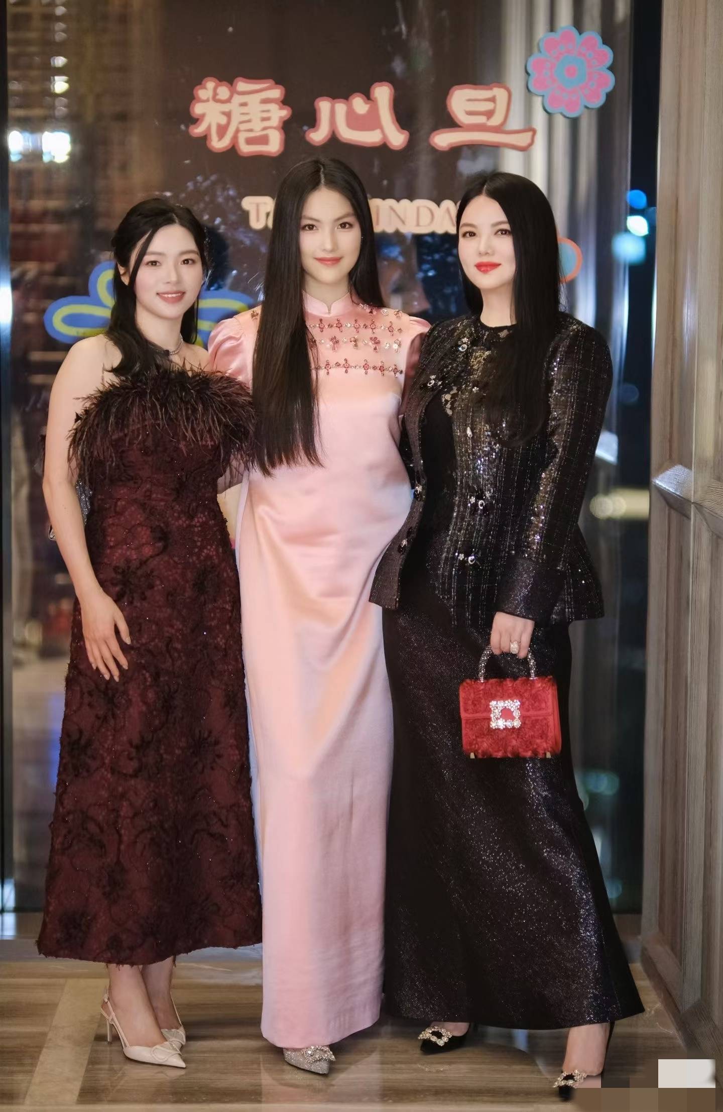 李湘主动晒王诗龄与何超莲合影明明年龄最小穿的却最显老
