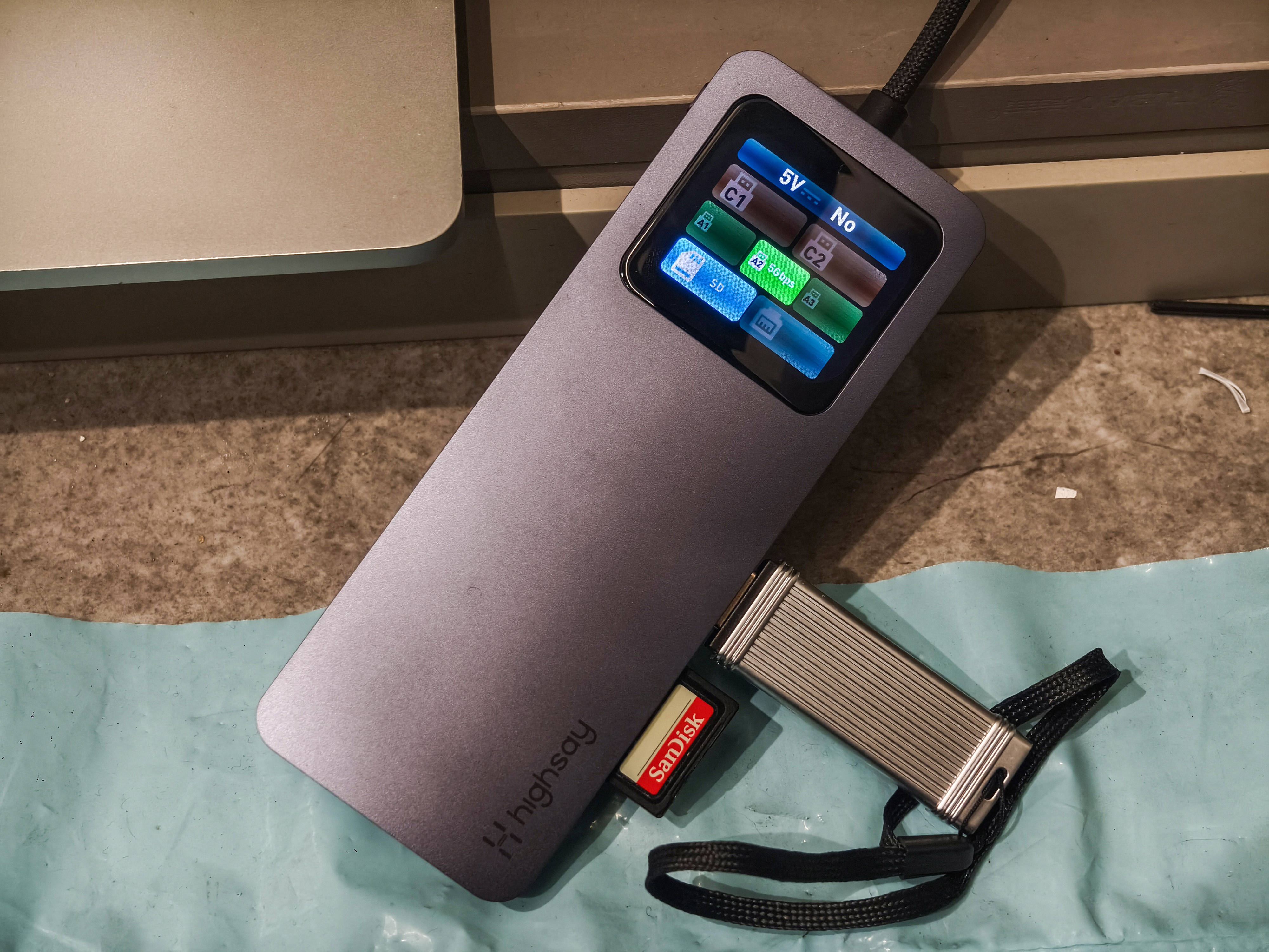 新品牌一上来就甩个“王炸”？海赛力HM11 Ultra智显双投屏扩展坞11合1体验分享