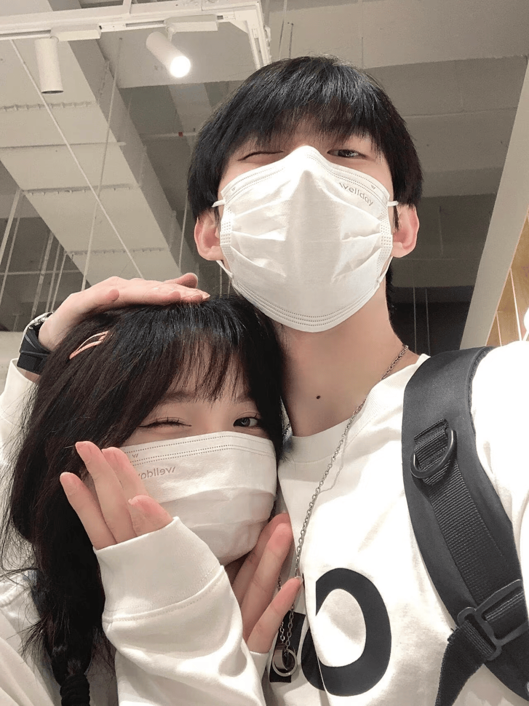 情侣拍照姿势大全!从自拍到剪影,9个万能模板