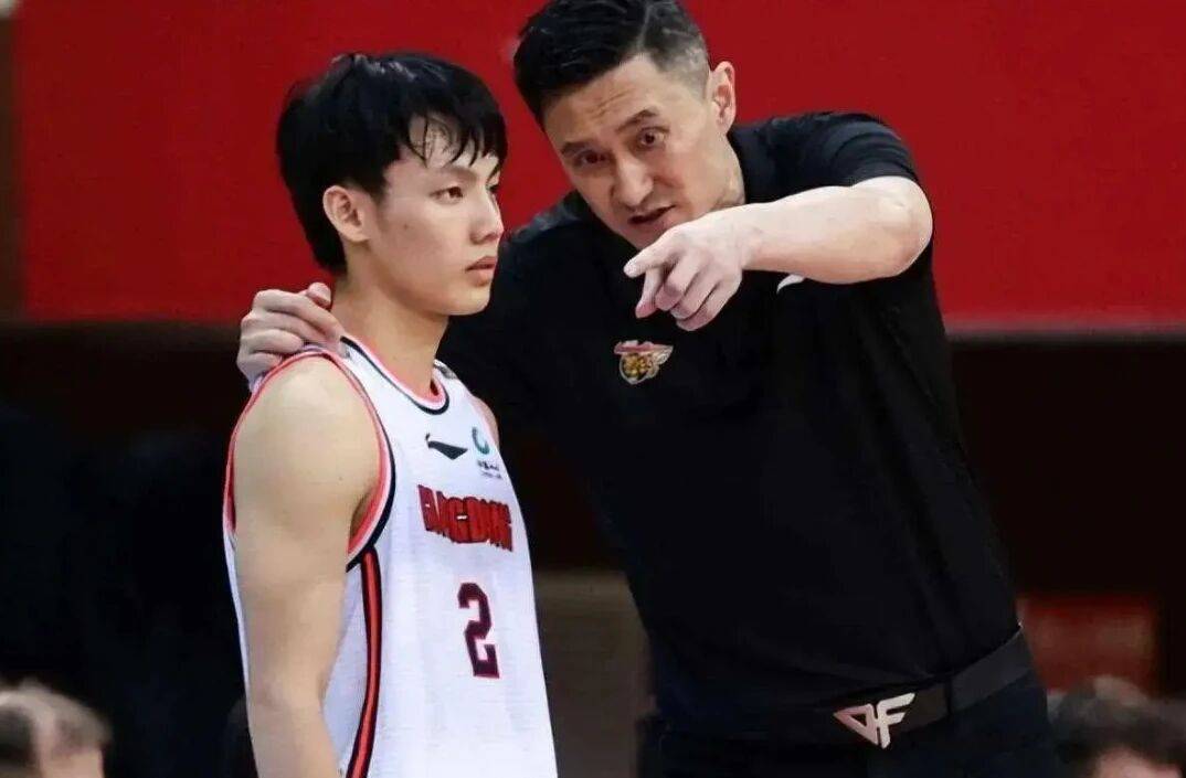 新疆男篮正式换帅，刘炜下课；徐杰奎因因伤休战，辽宁男篮锁定新外援