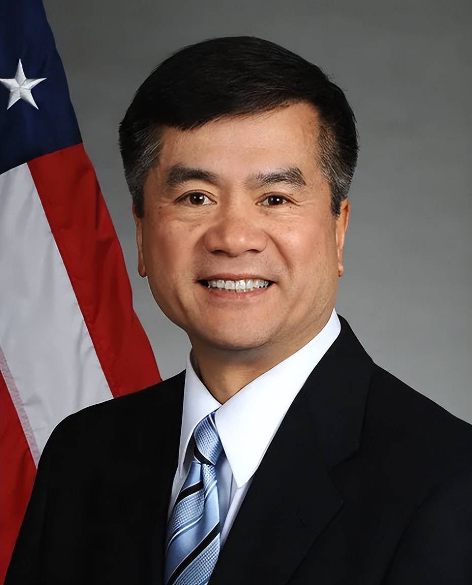 美国华裔部长骆家辉:多次打压华为后到中国捞金,下场大快人心