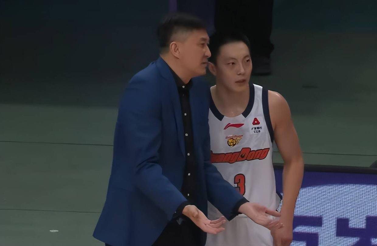 广东vs北控！徐杰伤缺，胡明轩依旧拉胯被杜锋批评，萨姆纳苦撑