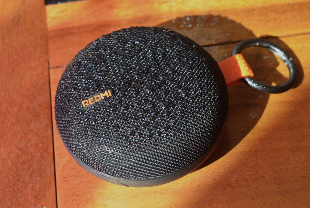 灵动黑橙撞色，可拆卸金属挂扣，新年就送这个REDMI 2蓝牙音箱