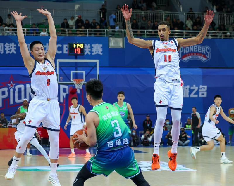 CBA官方公布月度最佳防守球员：广东外援奎因当选