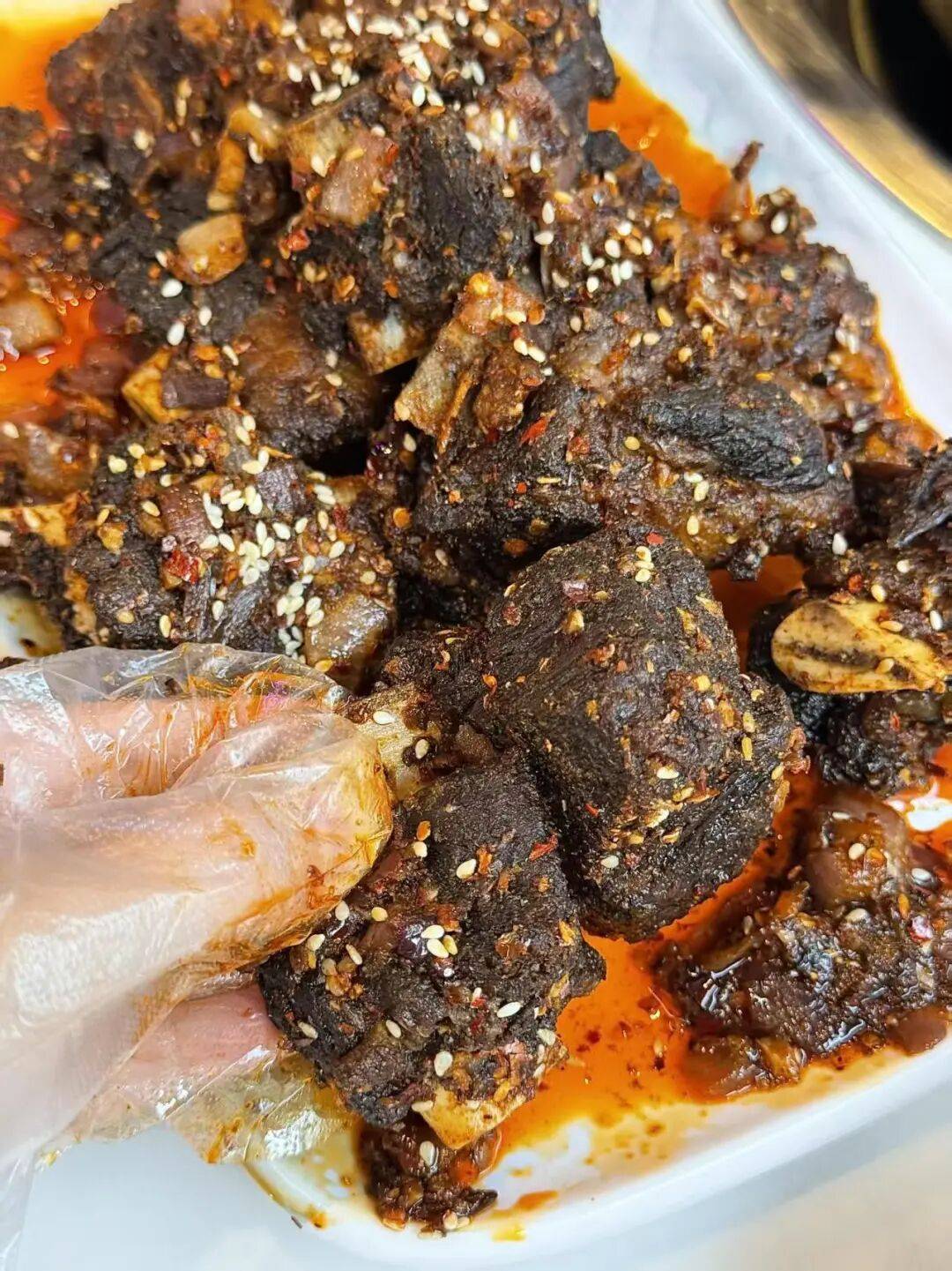 正宗的牦牛肉菌汤锅汤底是用牦牛大骨慢
