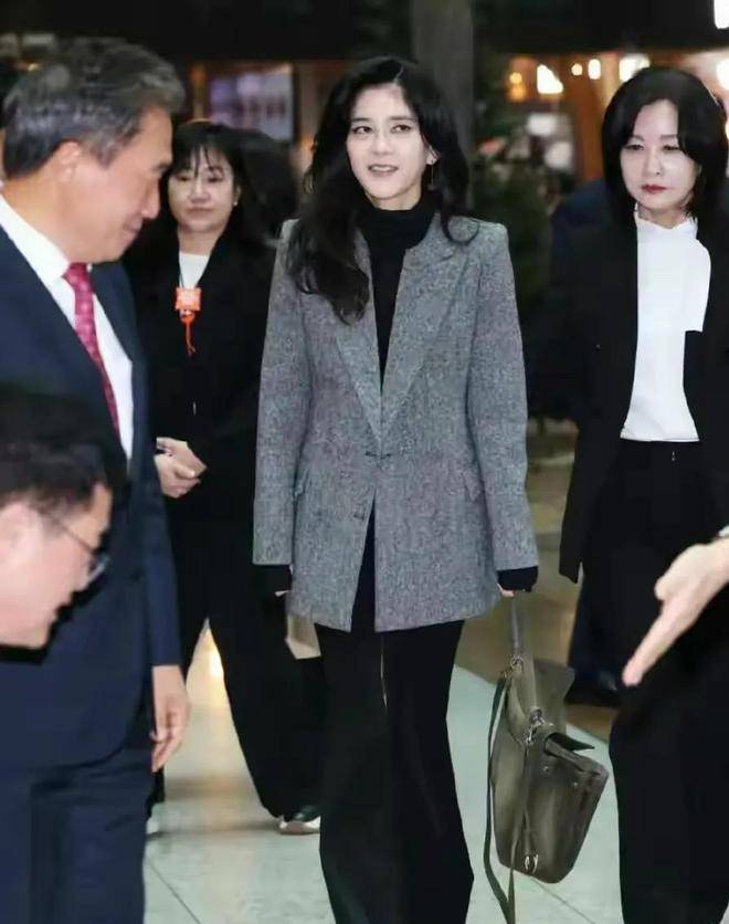 李富真儿子正面照曝光,长相讨喜还是学霸,是保安父亲的翻版