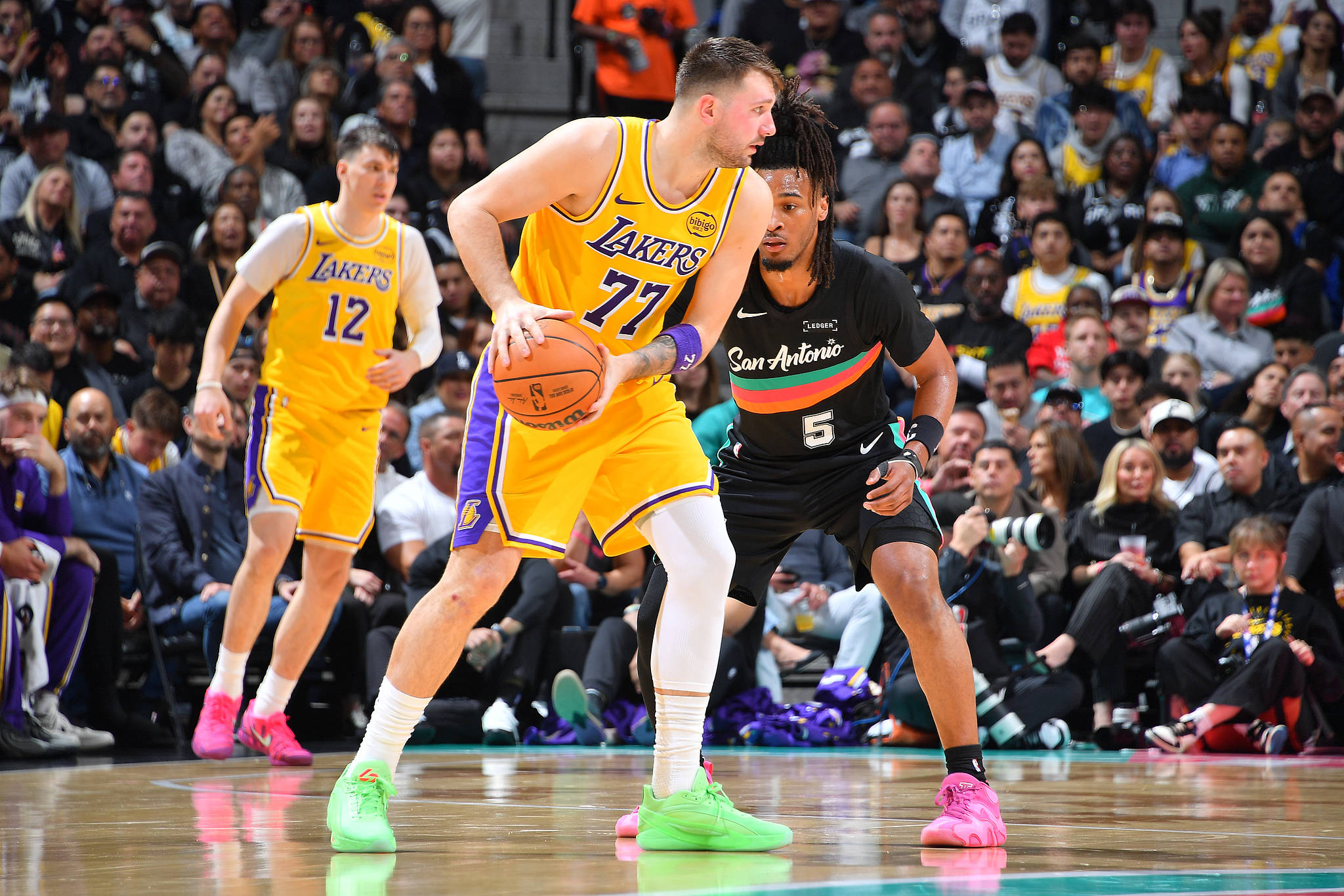 全程单核苦撑！东契奇三双难挽败局，湖人众将评分出炉：多人拉胯