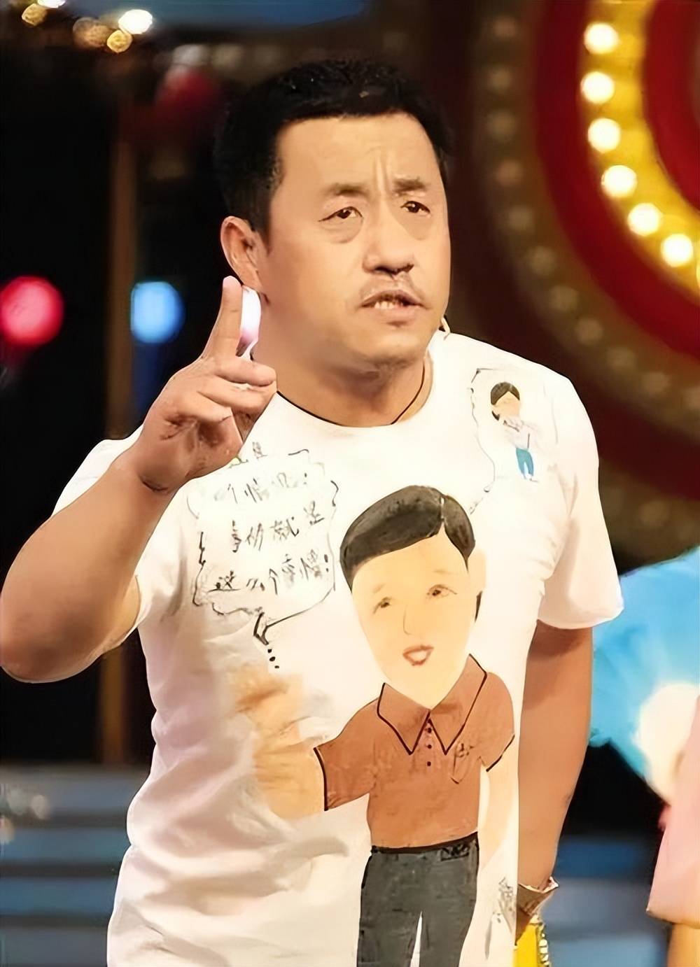 62岁王长贵现状:住大豪宅打吊瓶,每月退休金4500元,小娇妻相伴