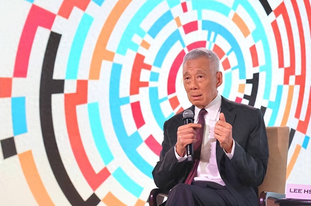 新加坡又发声了，李显龙高调预测，美国“没胆量”和中国翻脸