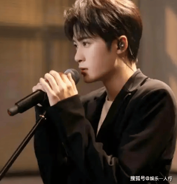 原创            绯闻缠身反成垫脚石！与北电新人的恋情争议持续两天，官媒就此发文，35岁檀健次让所有人刮目相看