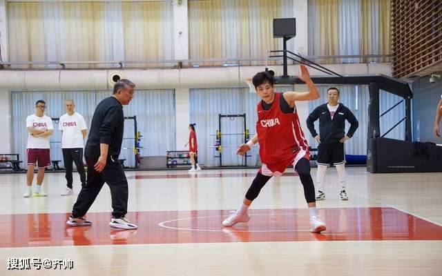 刘禹彤、杨舒予在列！中国女篮最新训练画面出炉，宫鲁鸣接受采访