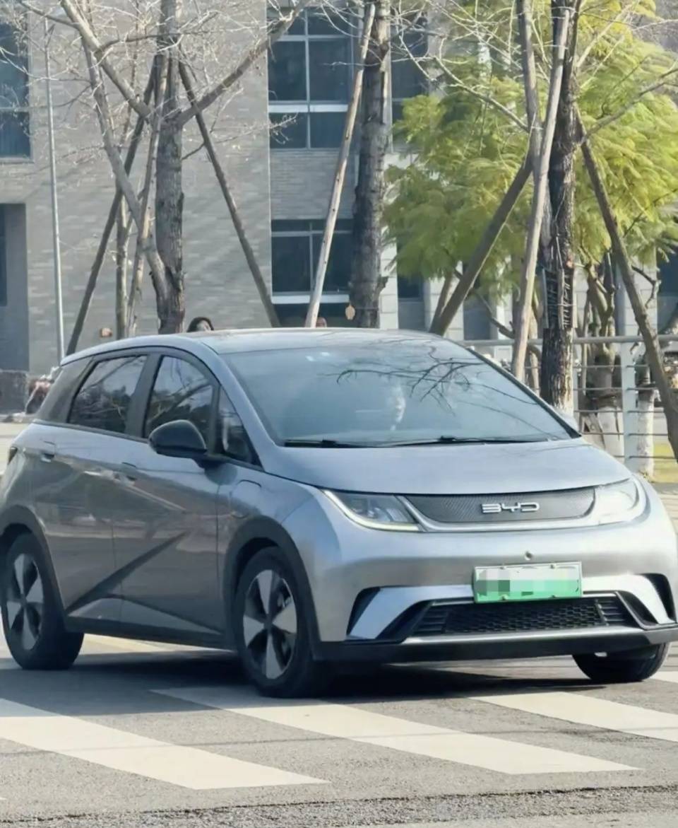 不但雷军想不到，估计连余承东也没想到吧！高校老师最喜欢的车不是问界，也不是小米，而是比亚迪！