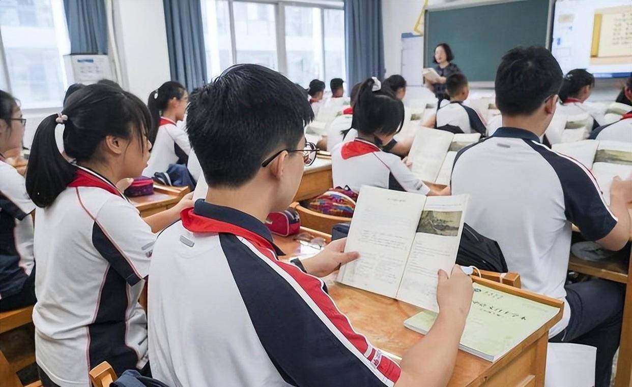 从否认到道歉仅半天时间!垫江一中的剪发风波:校规执行不该越界伤人