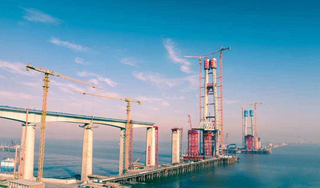 世界最长跨海铁路桥首座主塔封顶！(图11)