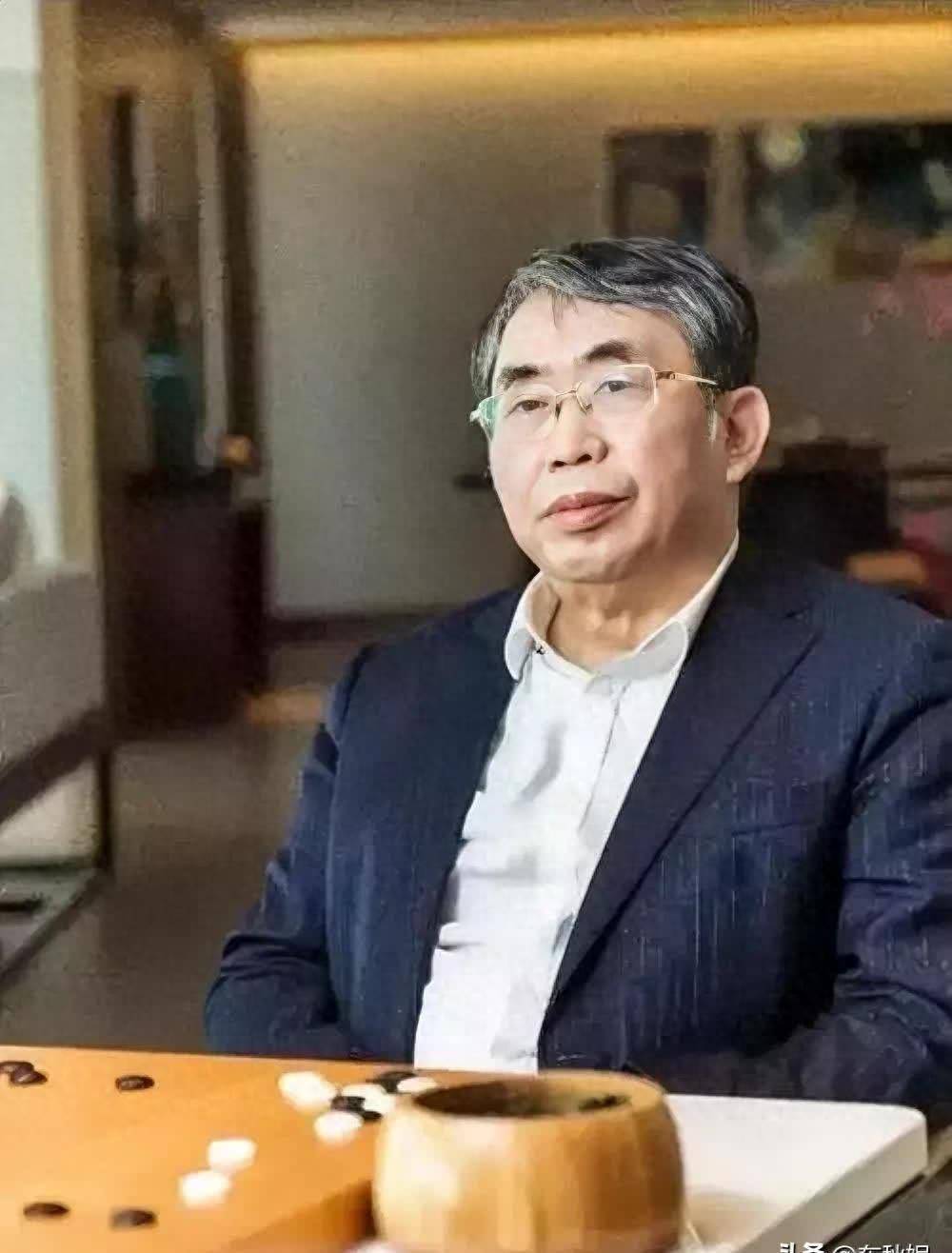 聂卫平住院照曝光：吸氧坐轮椅，穿病号服仍不忘下棋，女儿想念他