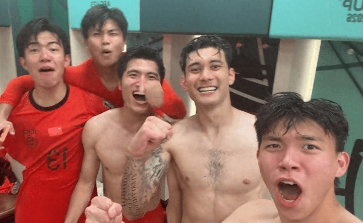 点球大战后的史诗晋级，U23国足更衣室狂欢，谁说我们没有腹肌