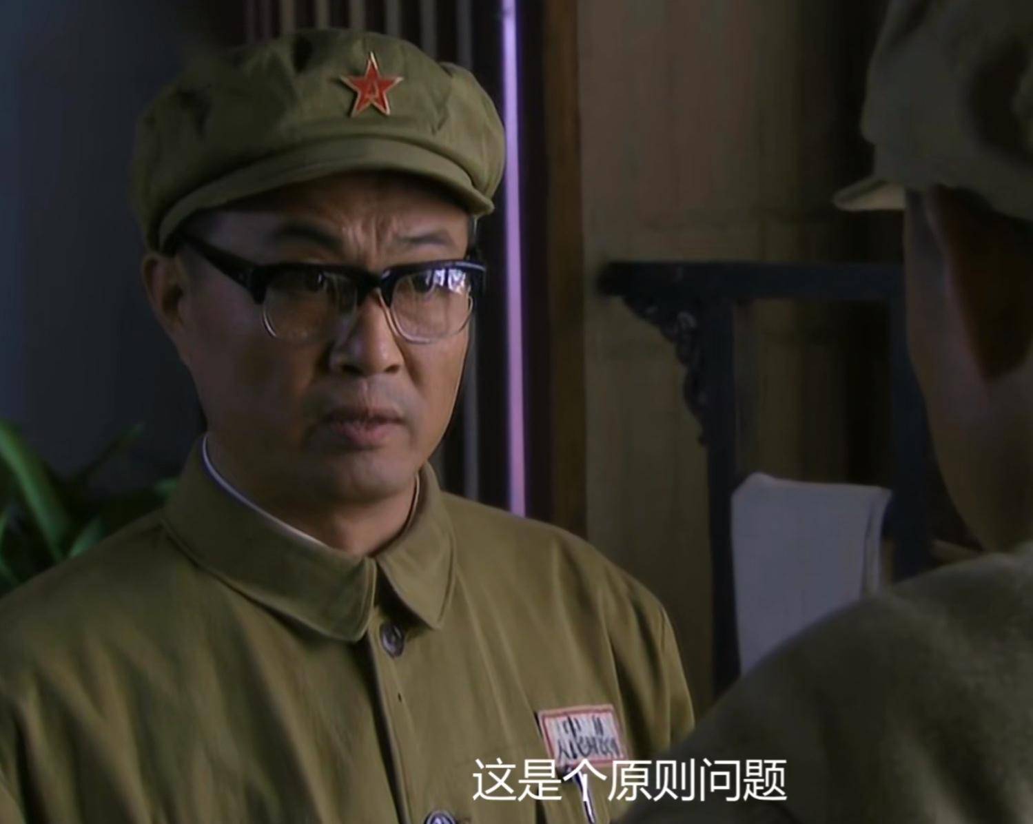 他是正师级待遇演员,既演军旅硬汉又演怕老婆的妻管严