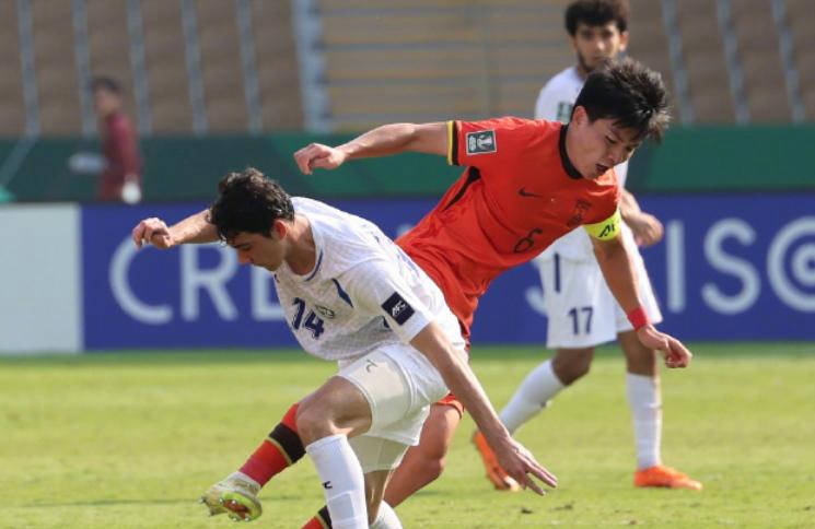 乌兹球迷怒斥中国男足：你们算哪根葱？只会靠门将，亚洲足球前途暗淡