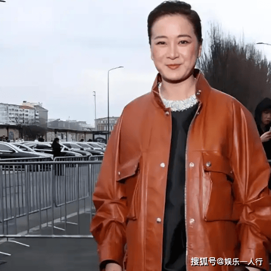 贾玲现米兰时装周瘦到变相,连标志性的酒窝都没了