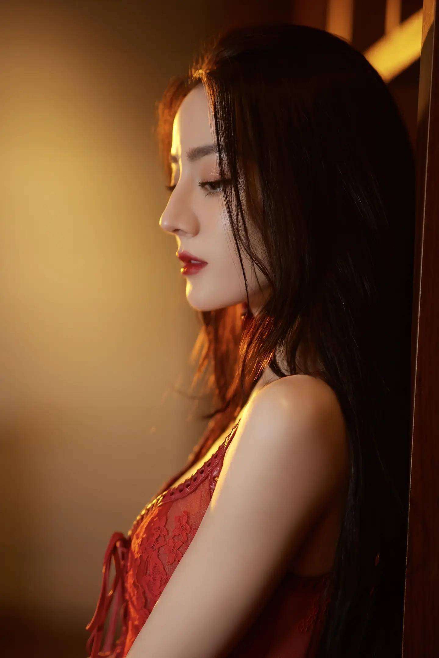 迪丽热巴性感吊带裙造型,丰满曲线藏不住,网友:太奔放