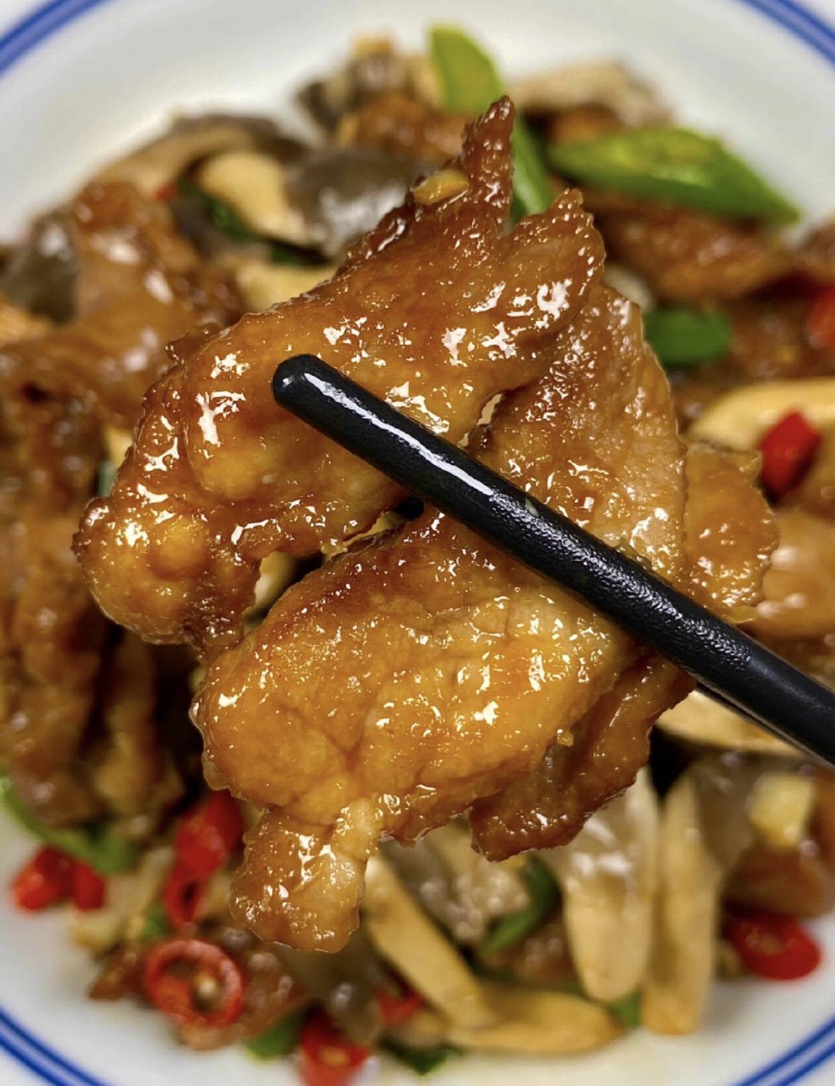 这平菇炒肉片也太绝了吧?难怪我家米饭总是不够吃