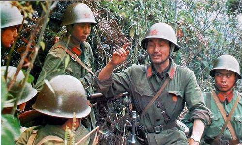 新兵对班长说：开枪打死我，班长听后大怒说：抓起来坐牢去