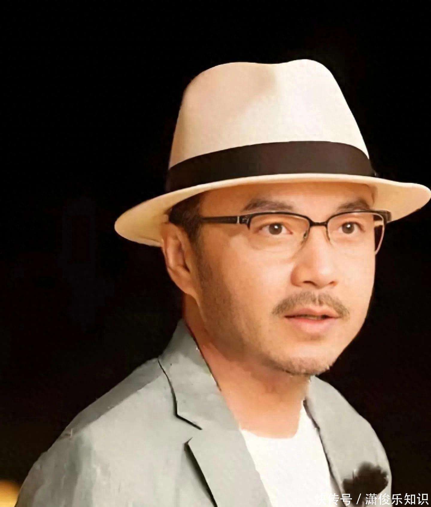 汪涵近况曝光胡子花白有老年斑戴老头帽眼神呆和妻子差距大