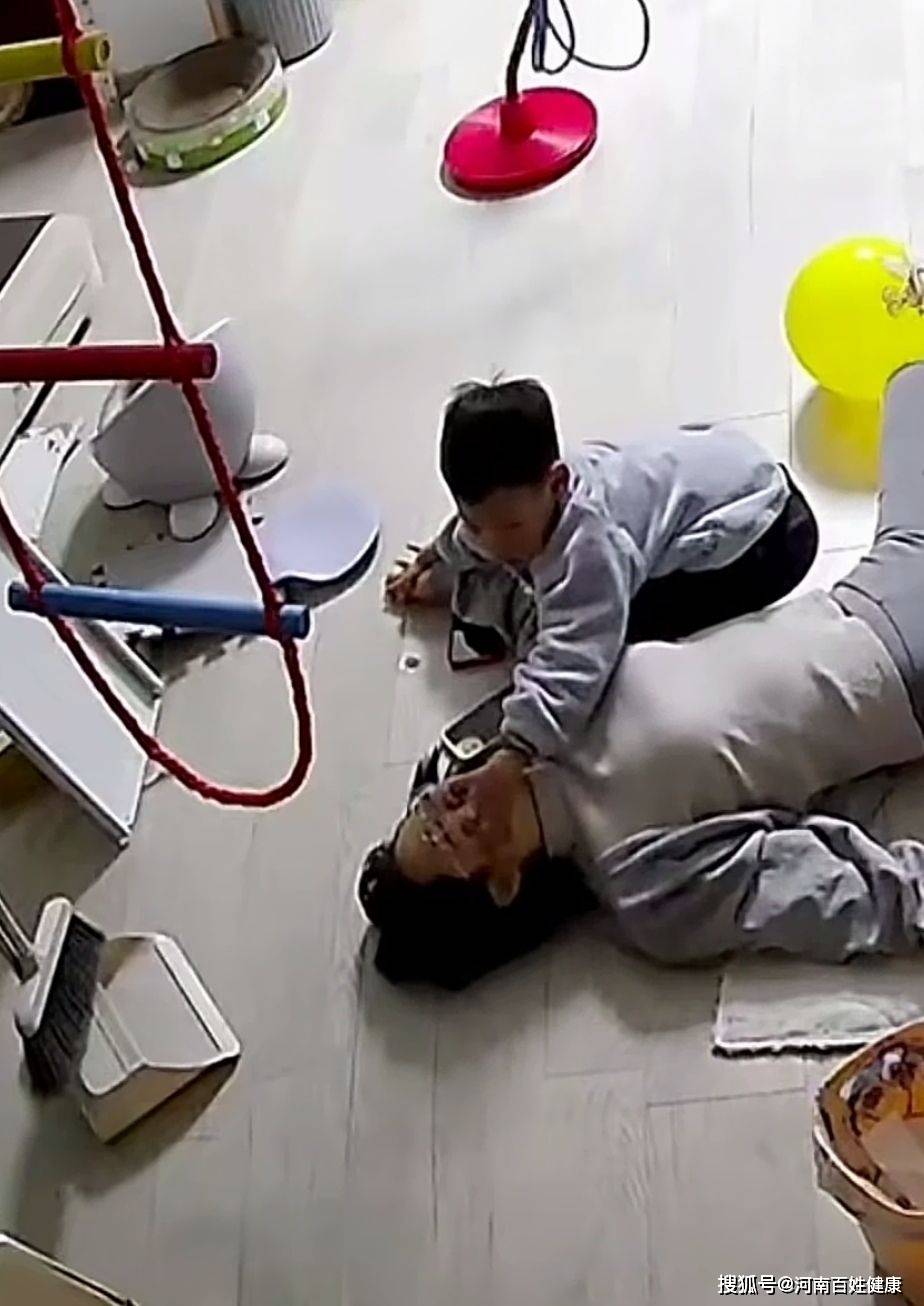 原创            5岁男童冷静施救晕倒母亲，暖心举动引急救话题热议