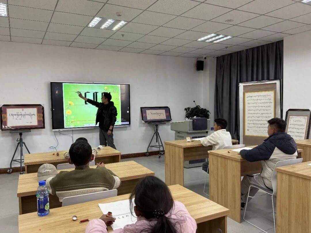 西藏拉萨市图书馆组织开展藏文书法一日书写体验活动