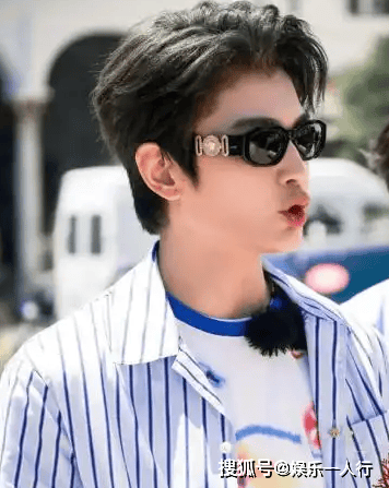 原创            丁禹兮上海活动突然自费买4件黄金首饰赠送现场粉丝，价值几千到上万元不等，粉丝：没想到他又一次现场买单