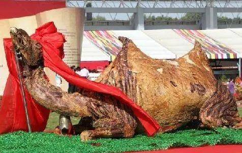 图片[3]-迪拜土豪的宴会，每桌上一只大骆驼，网友：世界上最壮观的吃法 -华闻时空