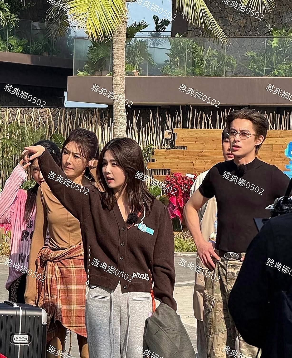 离开美颜滤镜的秦岚十分暴露年纪，她鼻子山根好突兀鼻翼也很奇怪