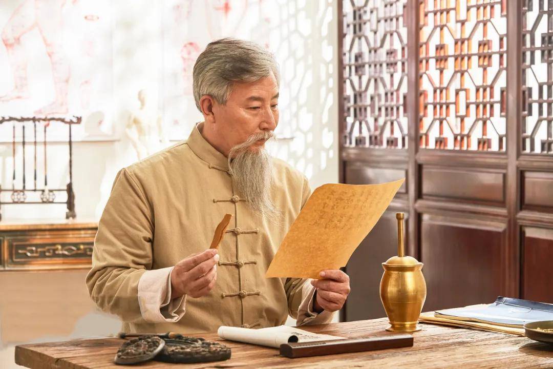 道医建议：肝火旺盛，常喝“两水”，少吃“两红”，要想体内无毒，学会养肝！