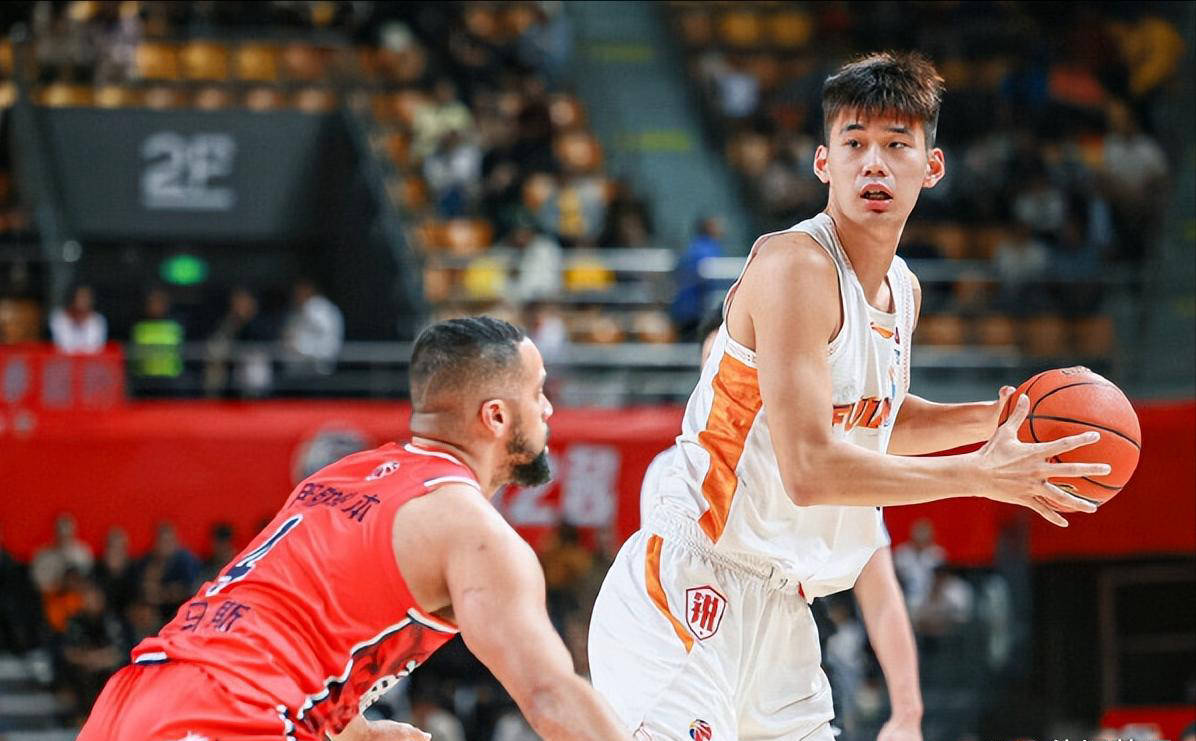 CBA精彩对决：邹阳与黎伊扬引领福建队逆袭，郭艾伦表现平平主场失利