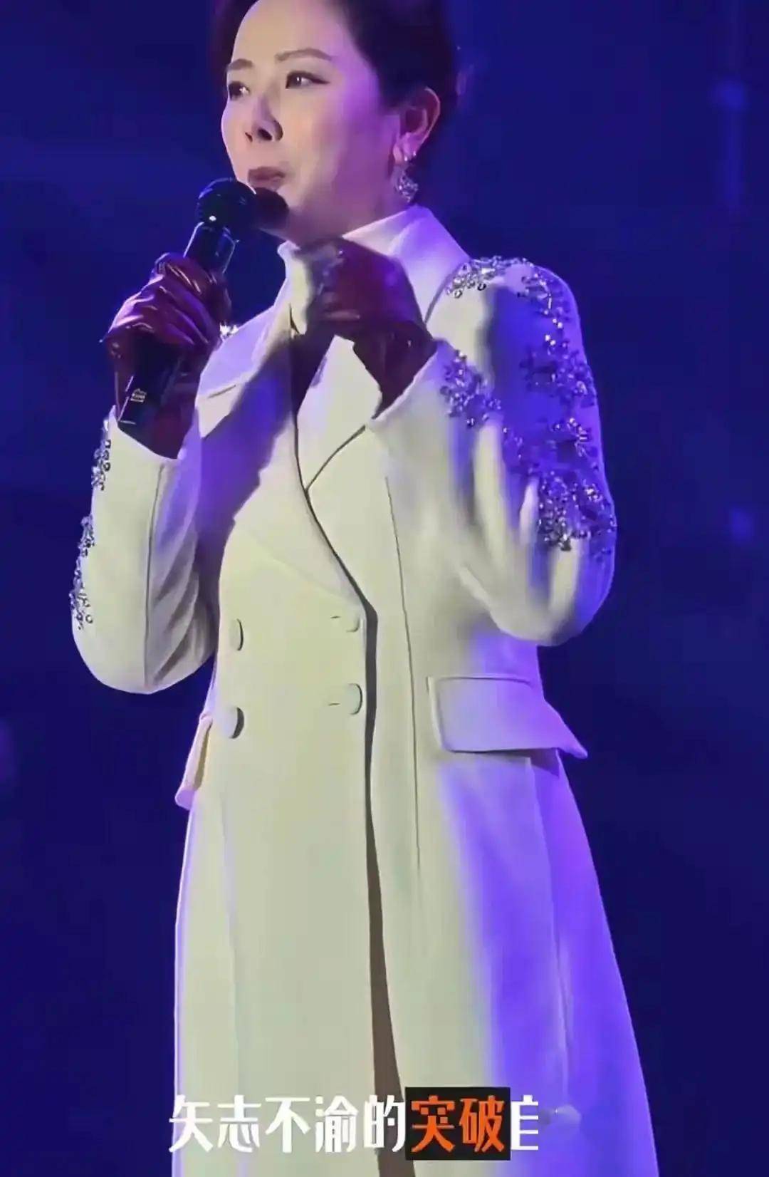 李思思现身河北县城商演穿搭臃肿气质全无央视名嘴落差太扎心