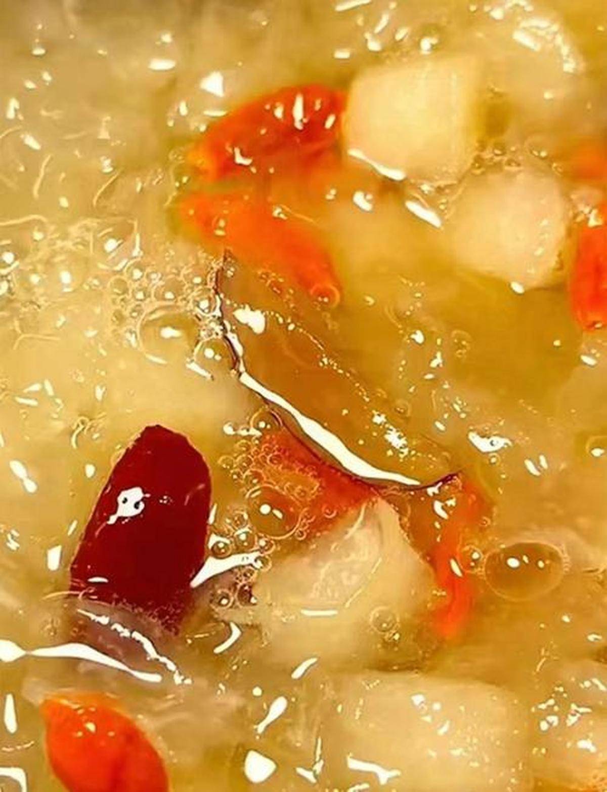 秋日限定银耳雪梨羹：一碗暖心润燥的温柔食补