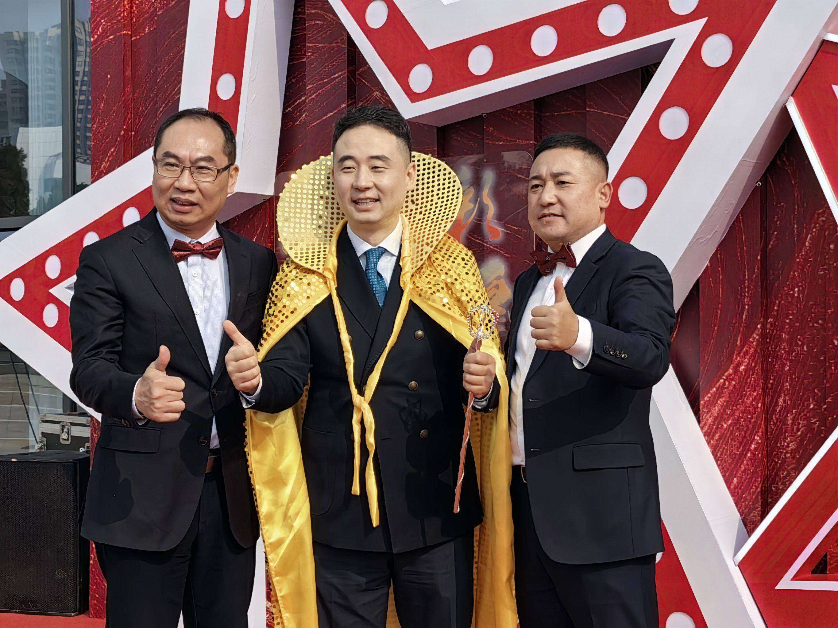 原创            雷鸟年终奖再加码！王自如现身年会发钱，全员多拿1.5个月工资