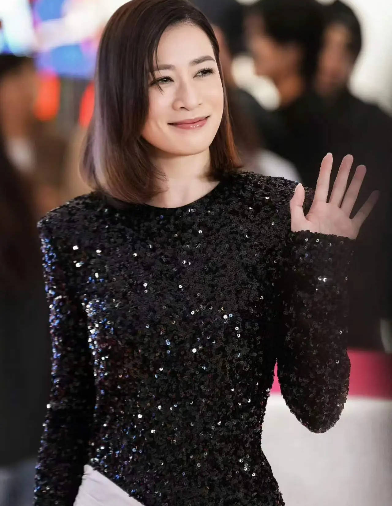 佘诗曼穿黑白撞色连衣裙优雅贵气 浅笑互动甜度超标