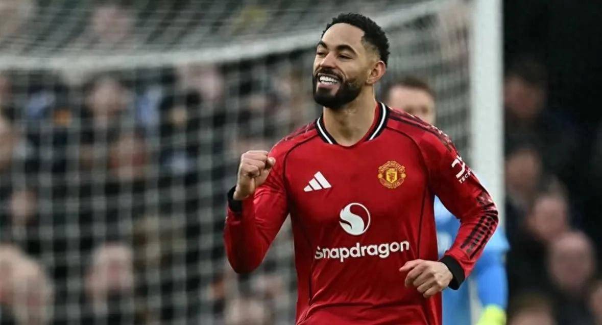 随着曼联3-2绝杀,维拉0-1小蜜蜂,热刺2-2曼城,英超积分榜出炉