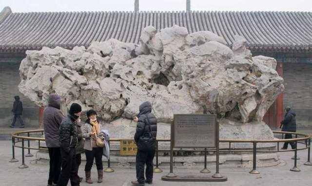 颐和园有一块石头，上面有乾隆真迹，但是无人愿意和它合照