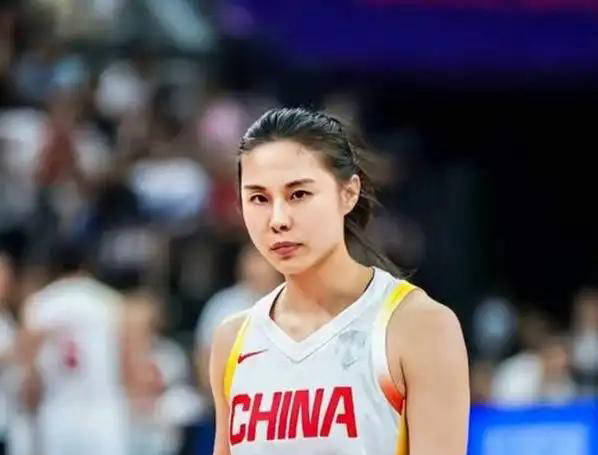 王思雨官宣回归，篮协批准背后：中国女篮老将阵容迎来新变数