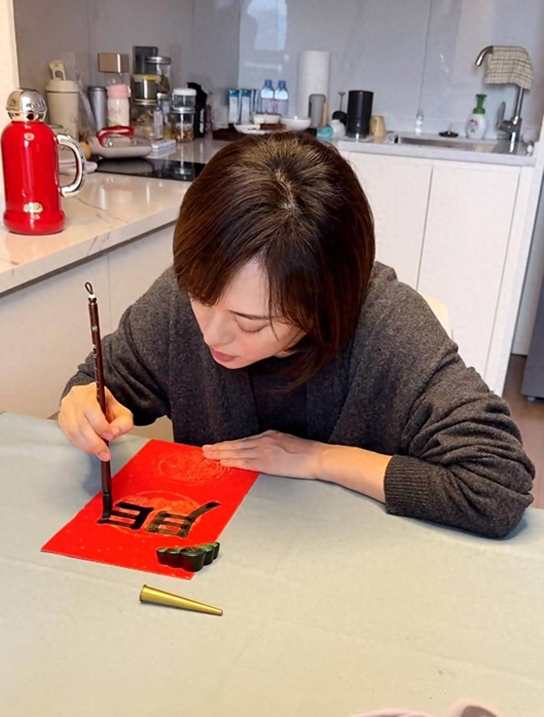 原创            孙俪母女手写春联，小花字写得很有生命感，被夸今后绝对远超妈妈